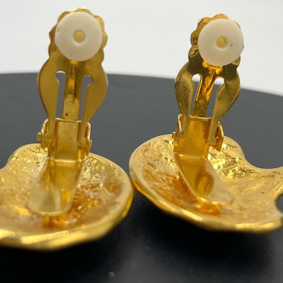 Large Seashell Shiny Polished Gold tone Textured Silver tone  Clip Earrings - Picture 14 of 15